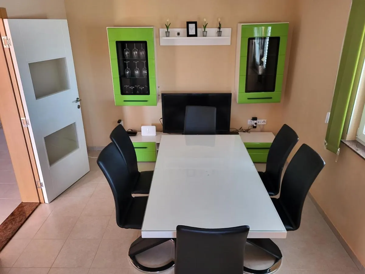 Apartment Leonardo Vrsi 0*,