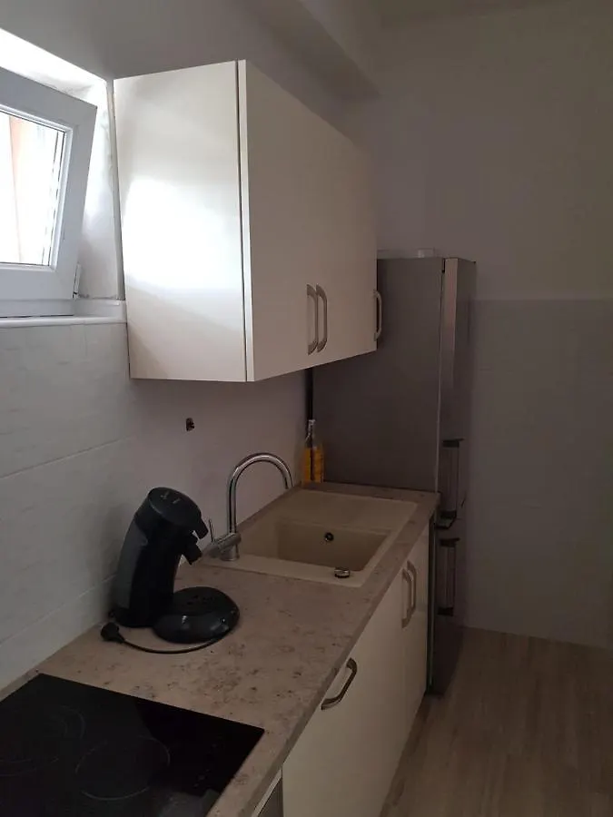 Apartment Leonardo Vrsi 0*,